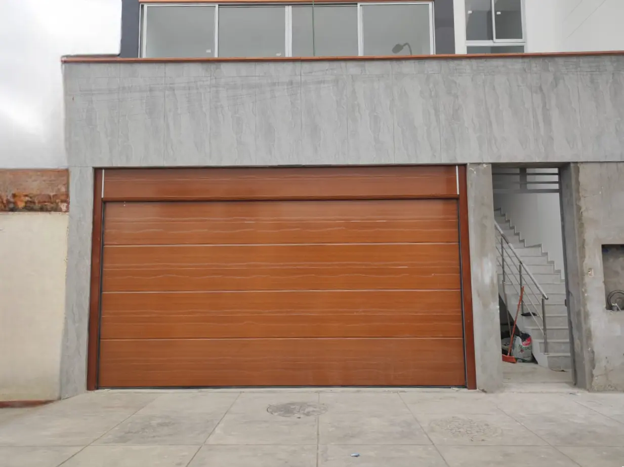 Equipo de LUFAMA SAC instalando puertas automáticas en Lima