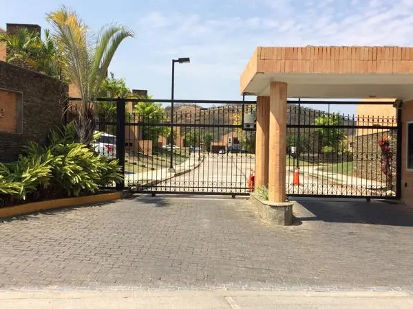 Imagen del servicio Puertas para condominios de LUFAMA SAC
